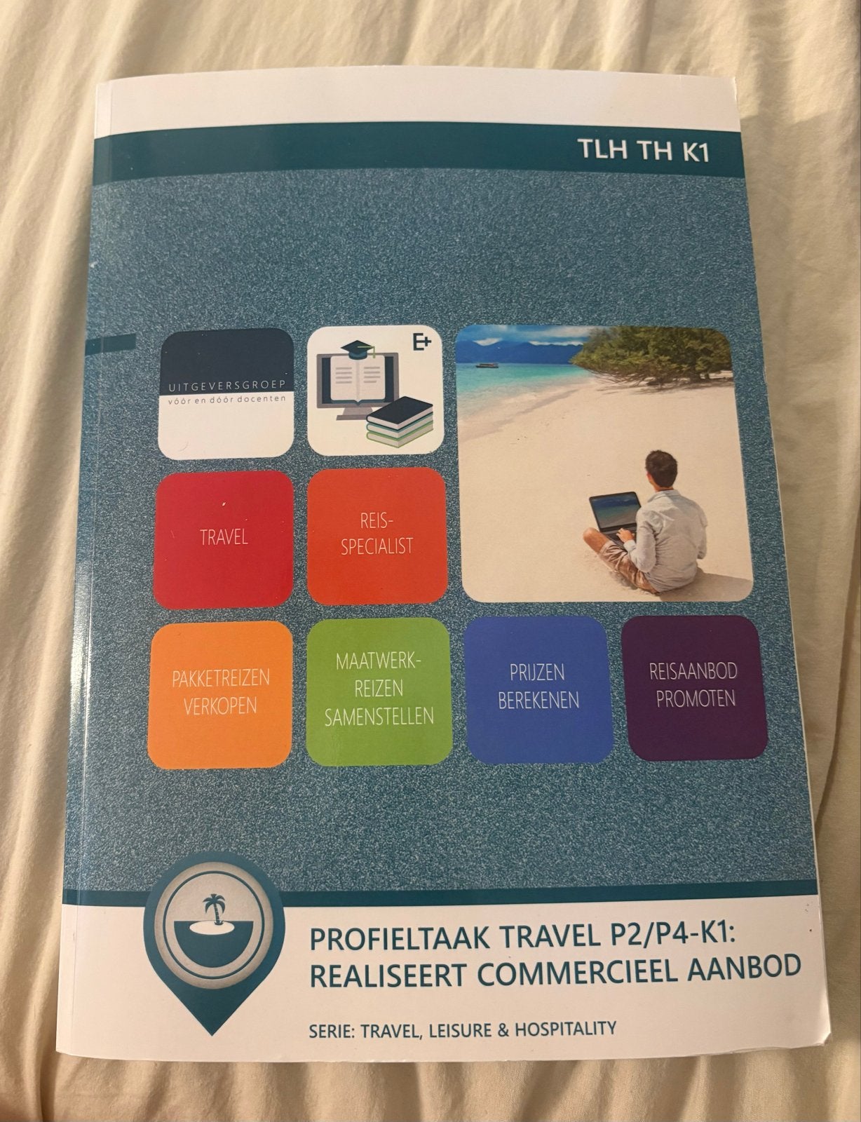 Profieltaak Travel P2/P4-K1: Realiseert Commercieel Aanbod, Ophalen of Verzenden, Zo goed als nieuw, MBO