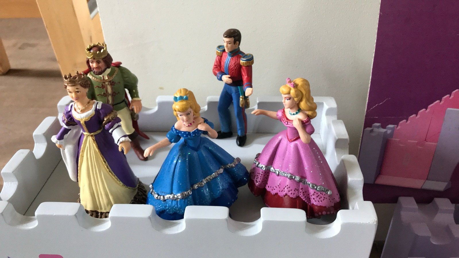 Fantasy Kasteel hout Pintoy met poppen en figuren, Kinderen en Baby's, Speelgoed | Poppenhuizen, Ophalen of Verzenden, Zo goed als nieuw
