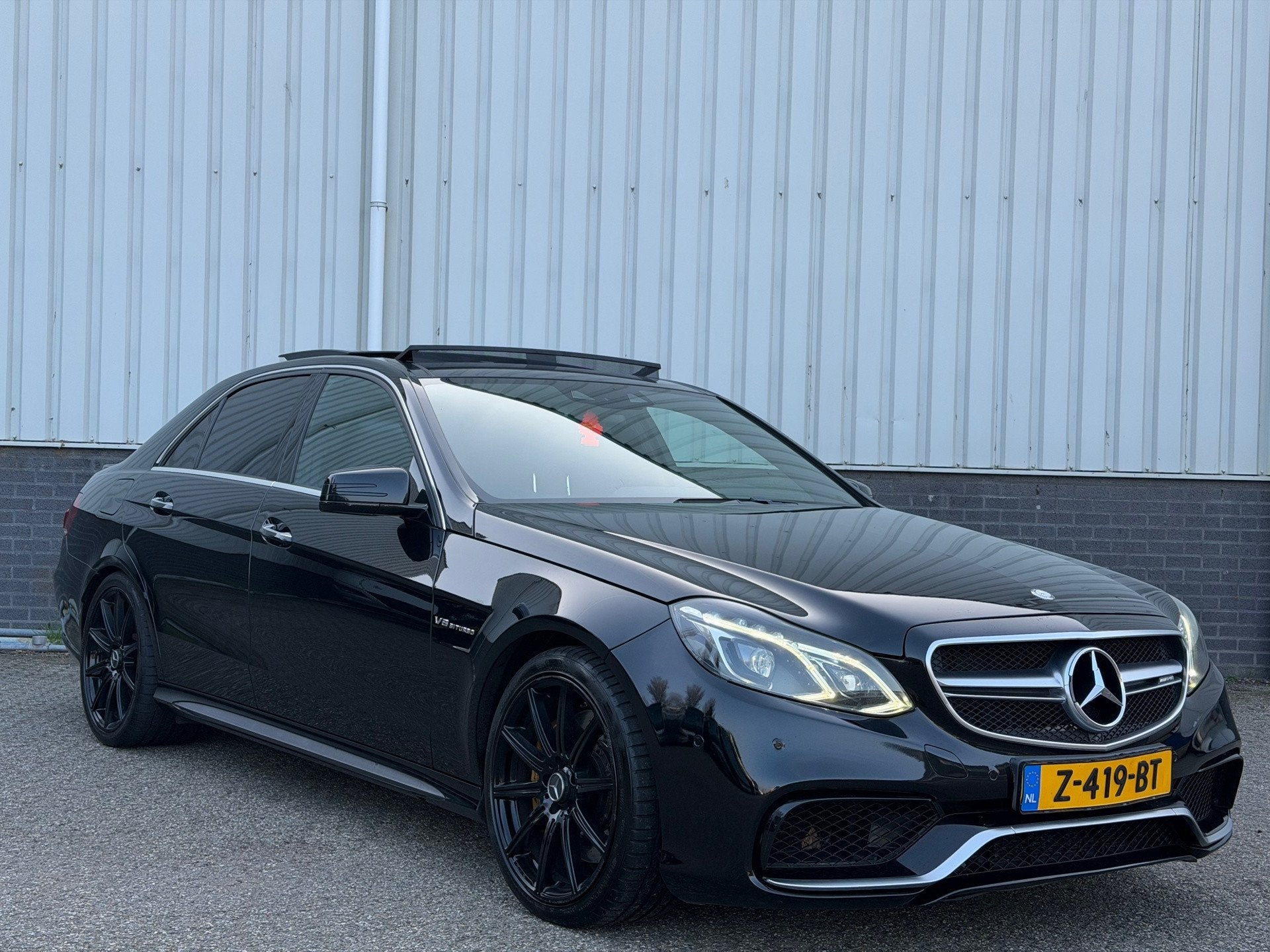 Mercedes-Benz E-klasse AMG 63 4MATIC PANO/LED/FULL OPTION, Auto's, 5461 cc, Gebruikt, 1820 kg, Zwart