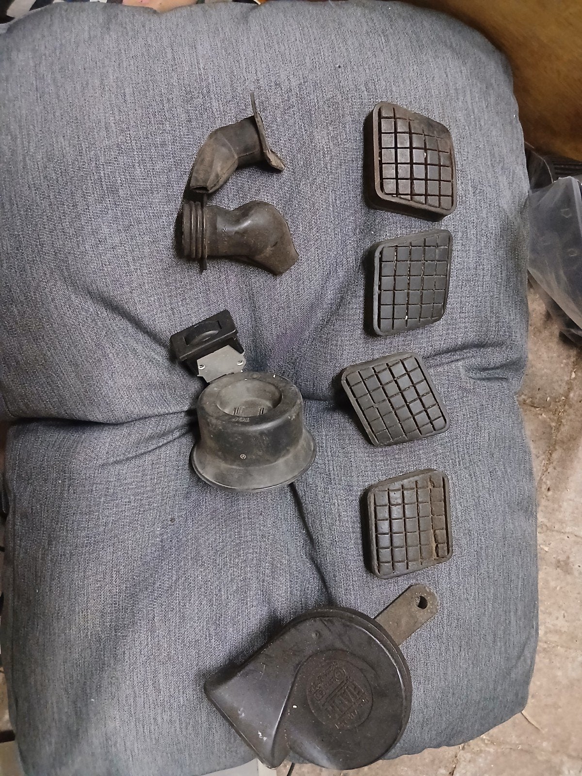 Peugeot 205 Diversen: Pedaalrubbers, Koplamp Rubbers, Claxon, Ophalen of Verzenden