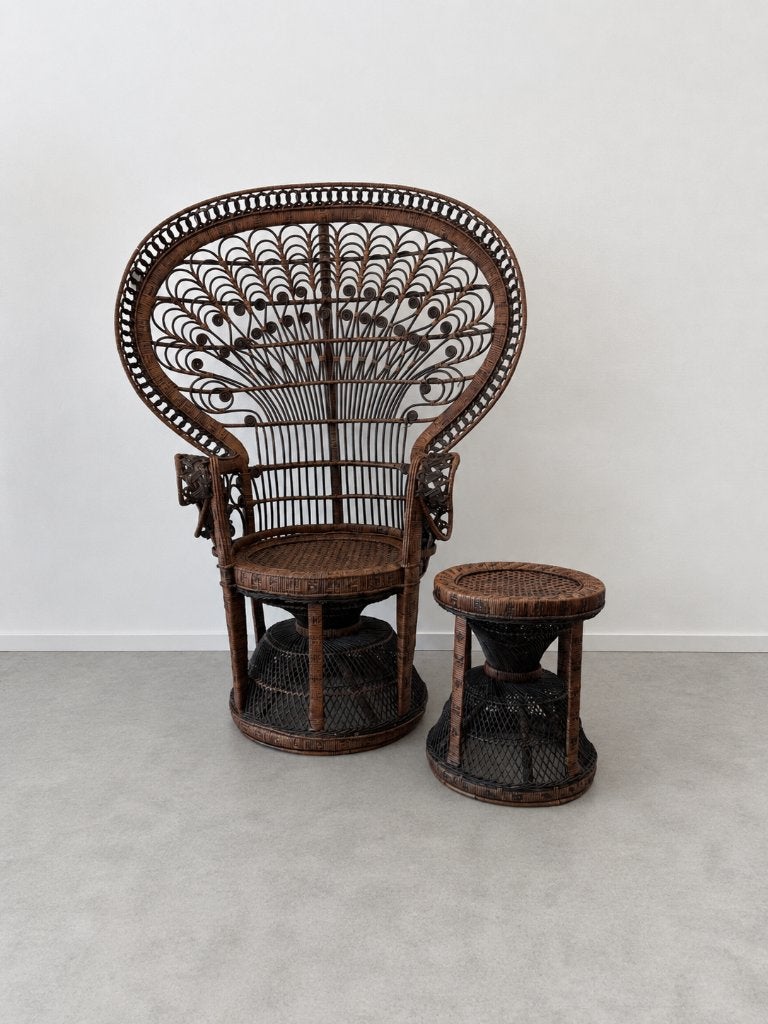 SET VAN VINTAGE PAUWSTOEL & BIJZETTAFEL | BRUIN, Ophalen