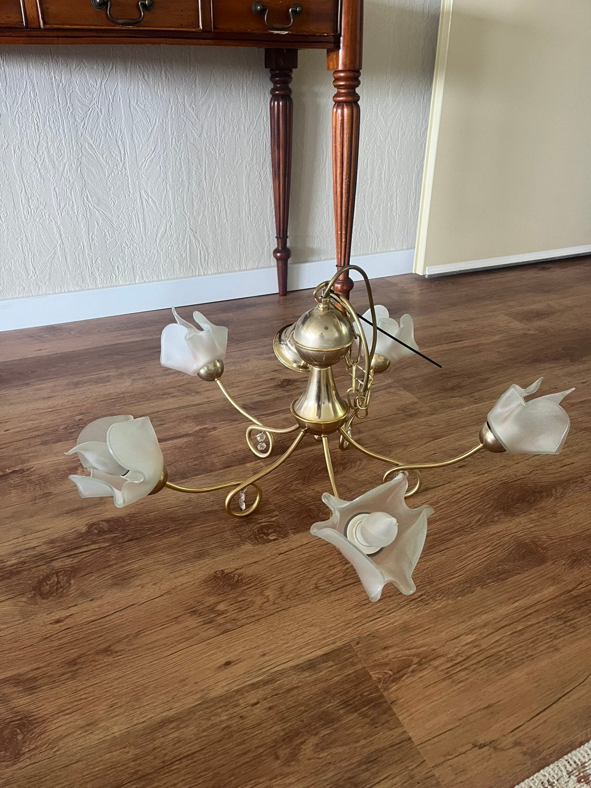 Gouden kroonluchter met glazen bloemkapjes, Ophalen, Zo goed als nieuw