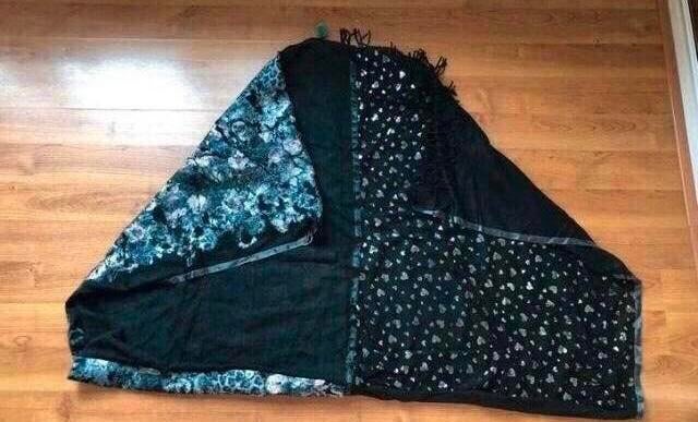 Zwarte sjaal met zilveren hartjes en bloemenprint, Kleding | Dames, Mutsen, Sjaals en Handschoenen, Ophalen of Verzenden, Nieuw