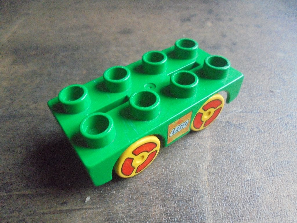 Lego Duplo Car Base 2x4 with Yellow Wheels (zie foto's), Ophalen of Verzenden, Gebruikt, Losse stenen, Duplo