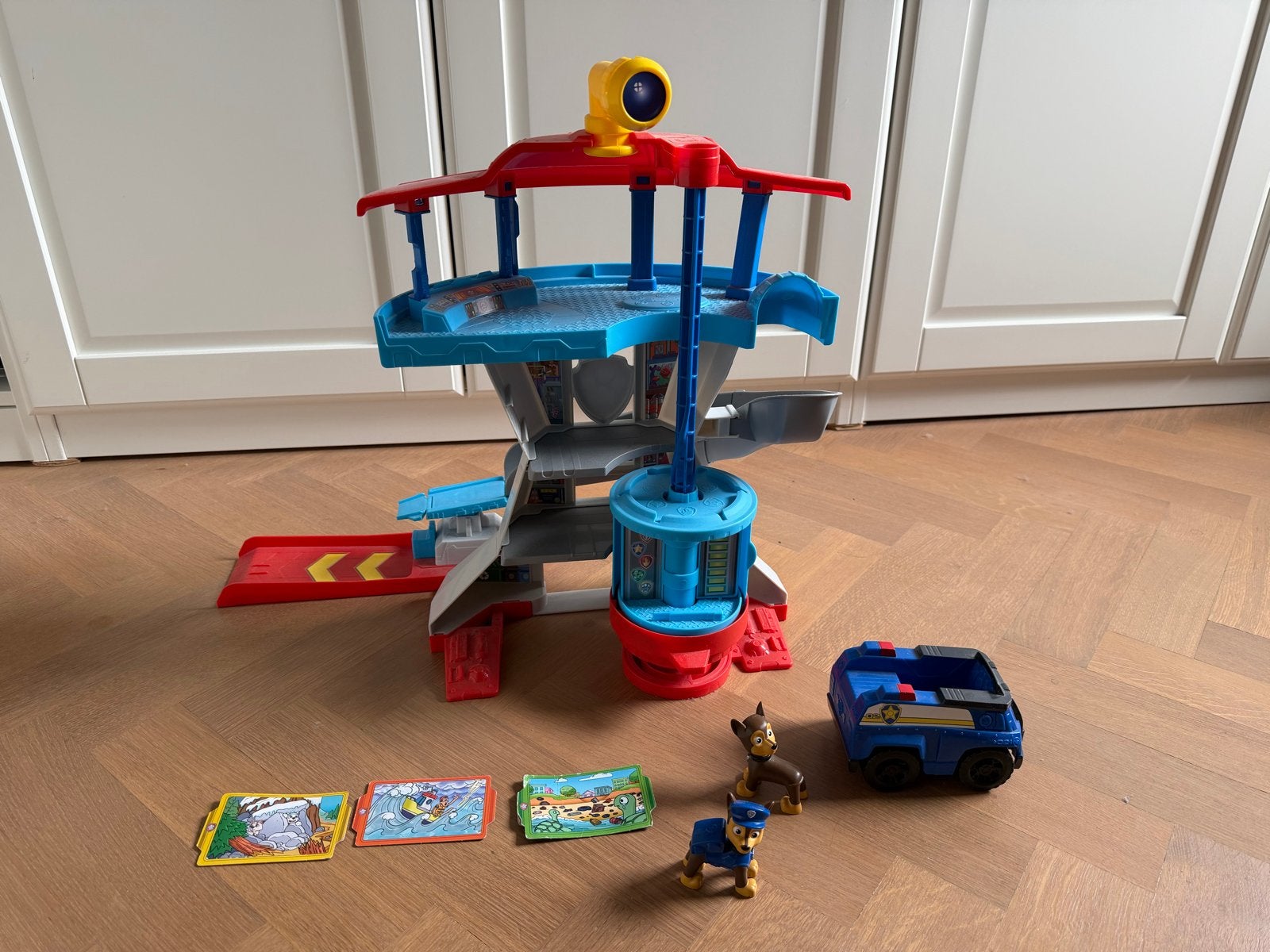 Paw Patrol Uitkijktoren met Chase en voertuig, Ophalen of Verzenden, Zo goed als nieuw, Jongen of Meisje