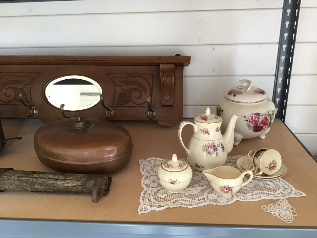 Kapstok, katrol, koperen bedwarmer, juk, serviesje, Ophalen