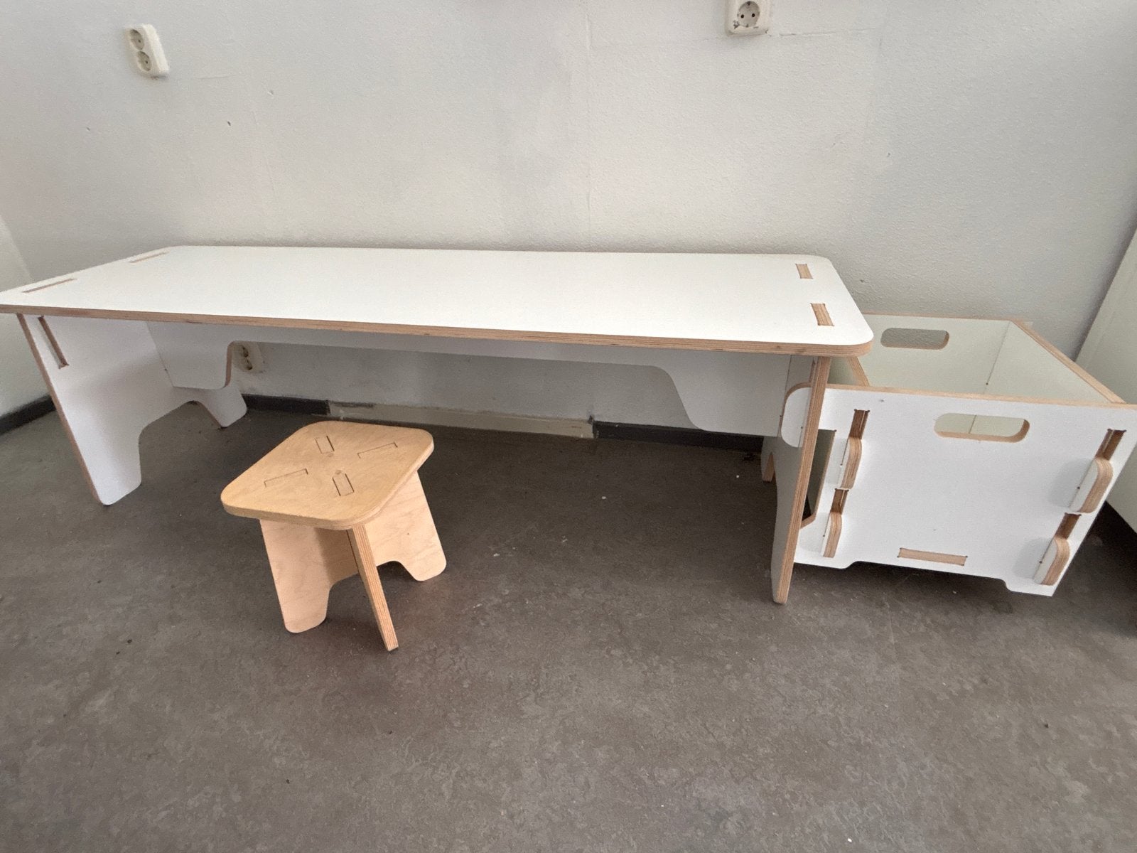 Kinderbureau/speeltafel met krukje en opbergbox, Kinderen en Baby's, Ophalen, Zo goed als nieuw, Tafel(s) en Stoel(en)