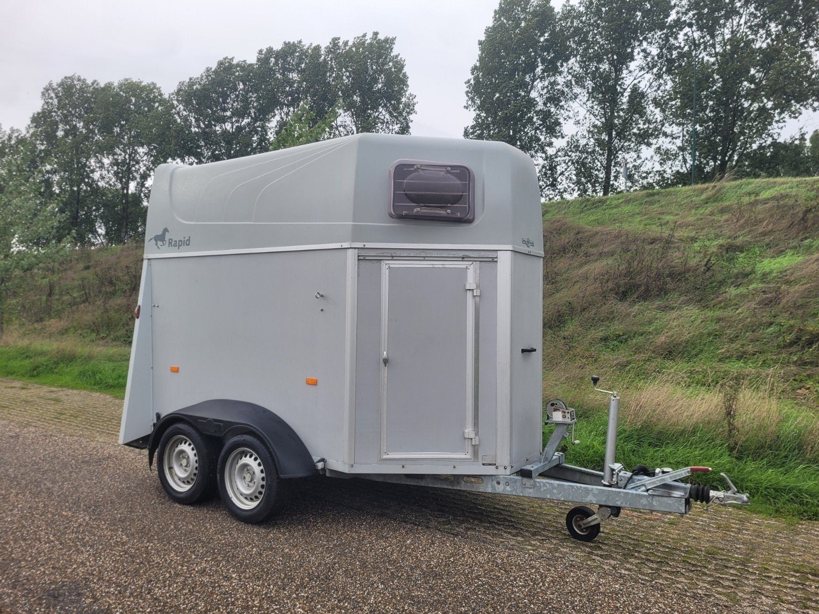 Nieuw opgebouwde ruime Humbaur Rapid 2 paards trailer, Dieren en Toebehoren, Ophalen, Zo goed als nieuw, 2-paards trailer