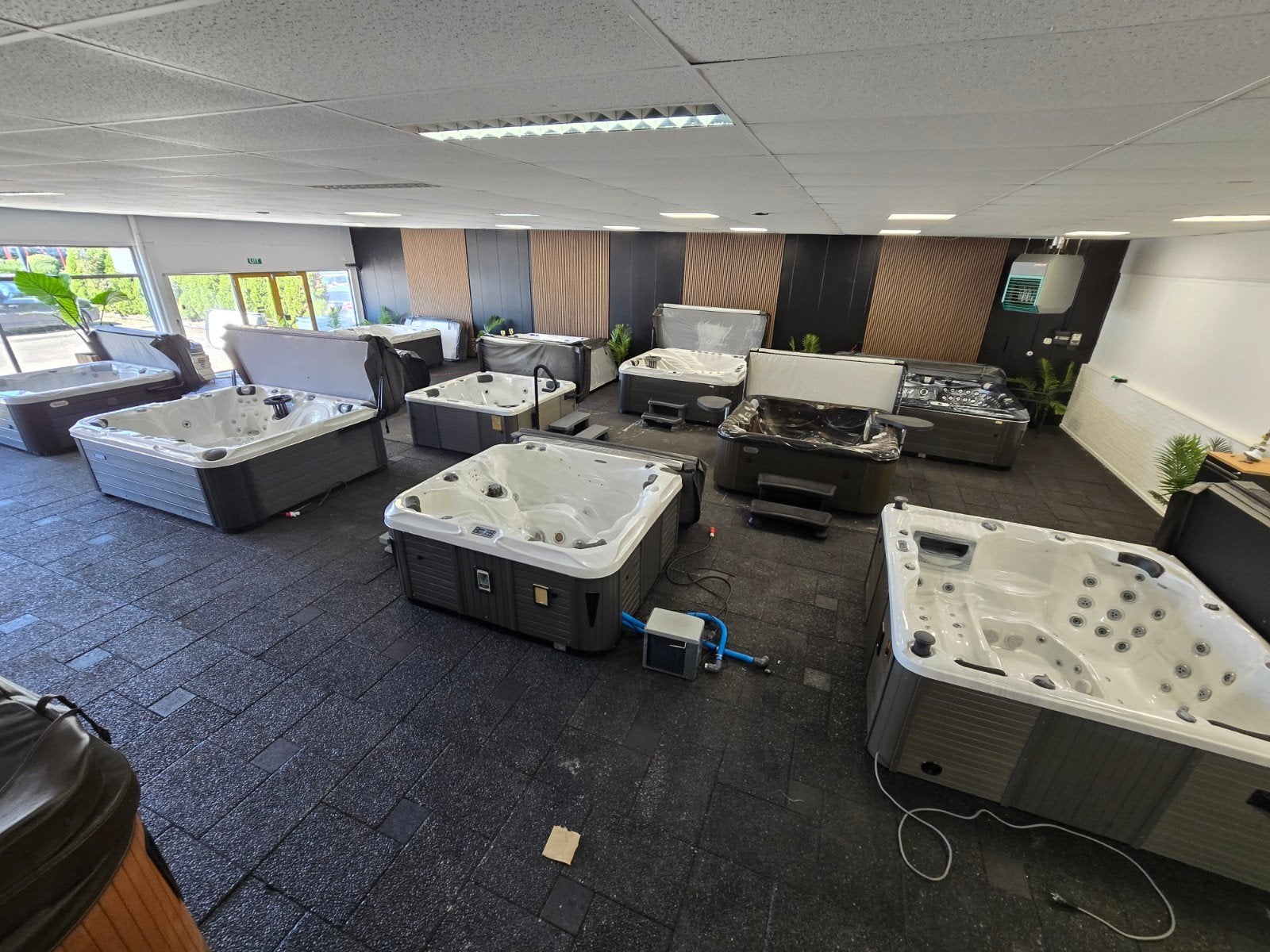 Jacuzzi Showroom Winschoten - Jong gebruikte Jacuzzi’s, Ophalen, Trap, 9672bj, Jacuzzinord