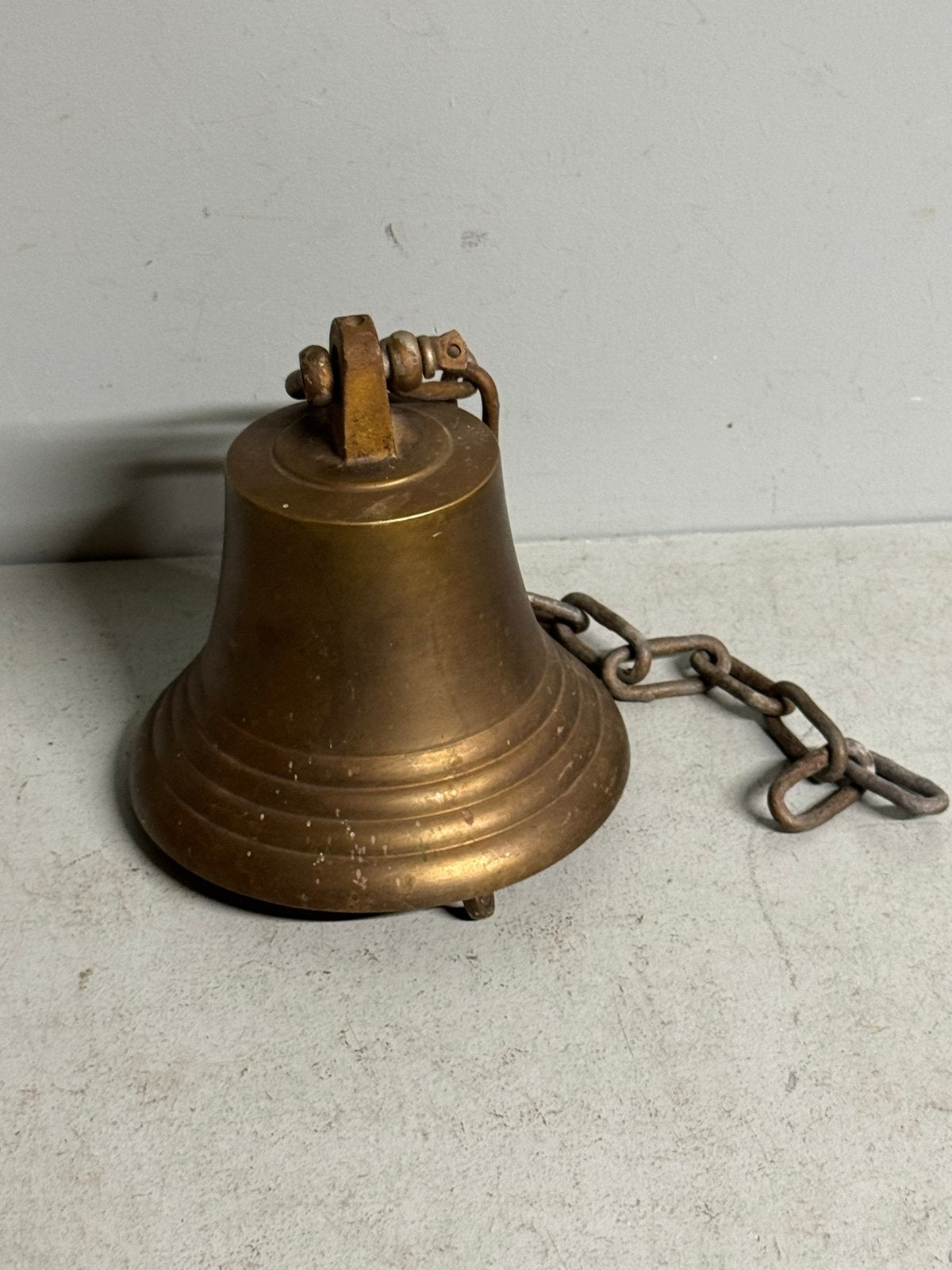 Antieke bronzen bel met ketting, Ophalen of Verzenden, Brons