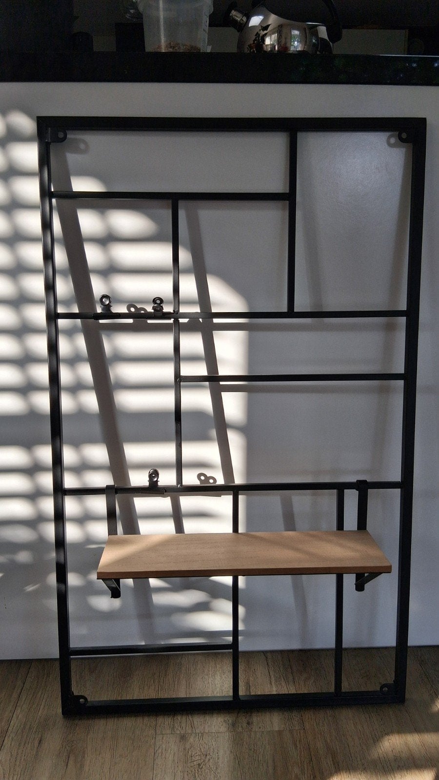 Zwart metalen wandrek 90×56cm met houten plankje, Huis en Inrichting, Met plank(en), Modern, Industrieel, 50 tot 100 cm, Zo goed als nieuw
