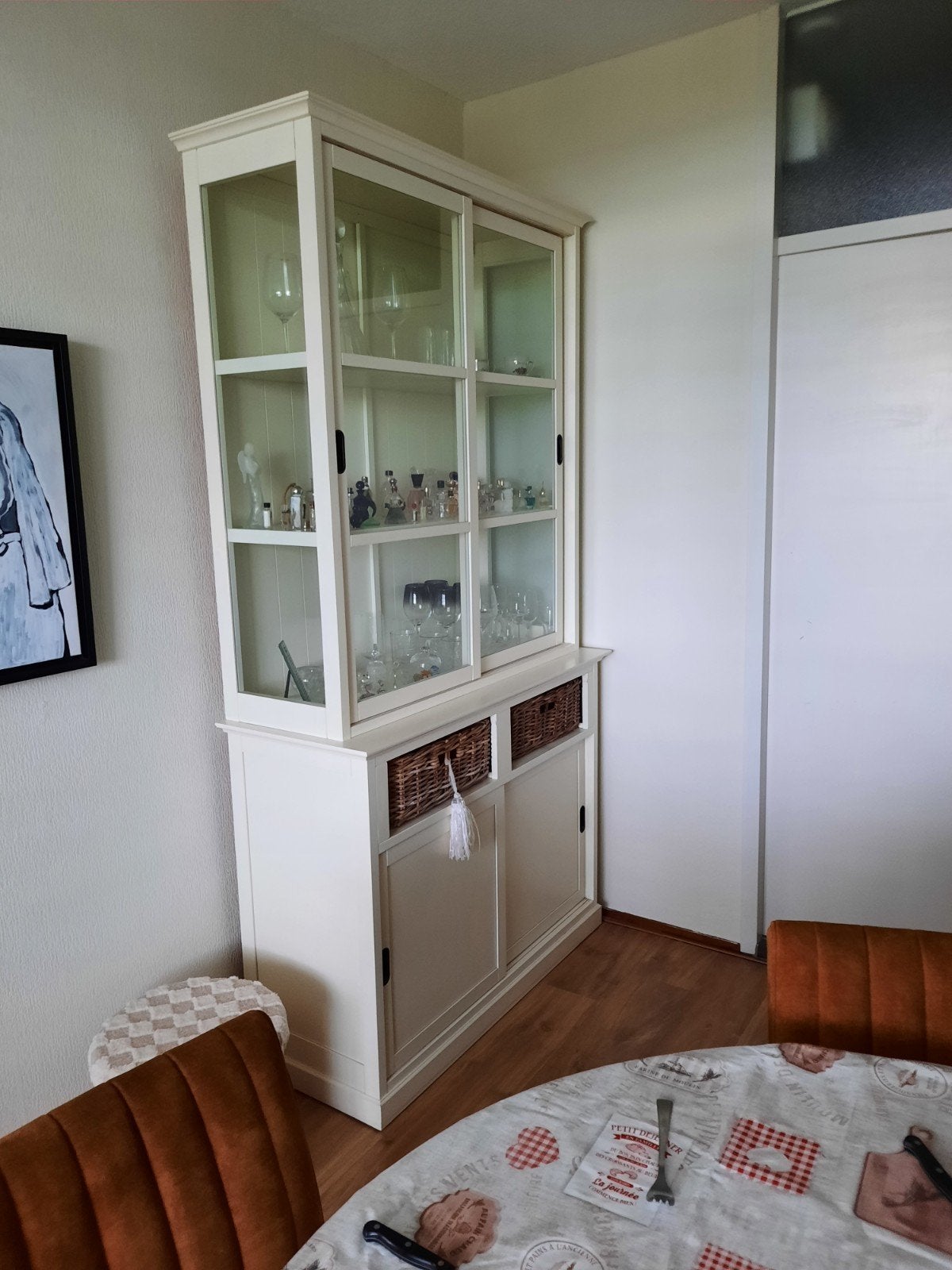Mooie vitrinekast met schuifdeuren en opbergruimte, Met deur(en), 100 tot 150 cm, Glas, Ophalen of Verzenden