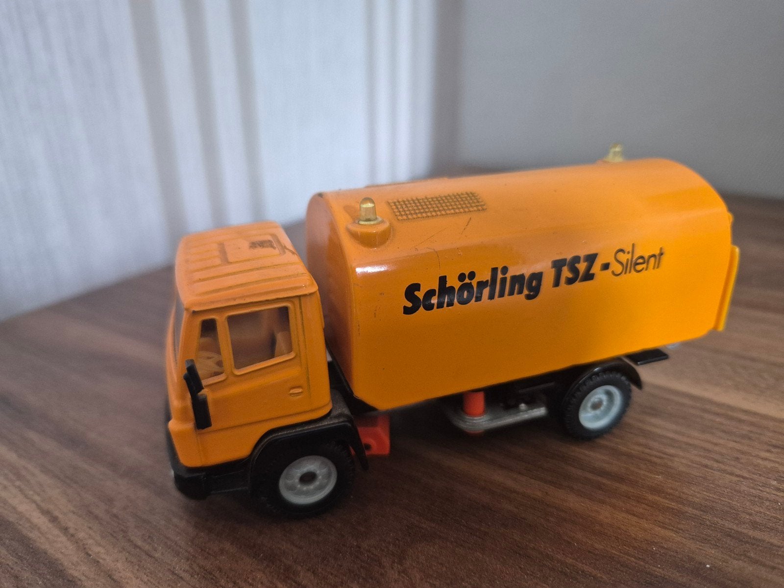 SIKU Mercedes-Benz Schörling TSF-Silent Veegwagen model, Ophalen, Zo goed als nieuw