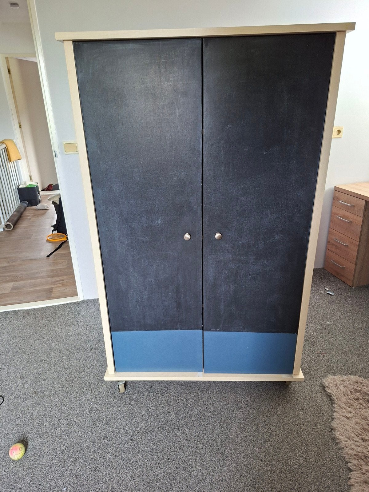 Kledingkast met krijtbord deuren en wieltjes, Huis en Inrichting, Kasten | Kledingkasten, Gebruikt, 150 tot 200 cm, 50 tot 100 cm