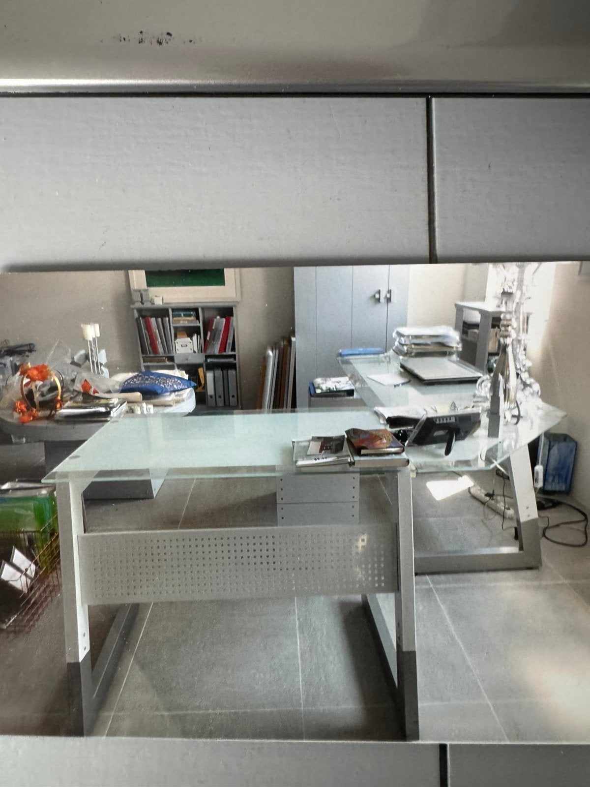 Glazen bureau, Ophalen