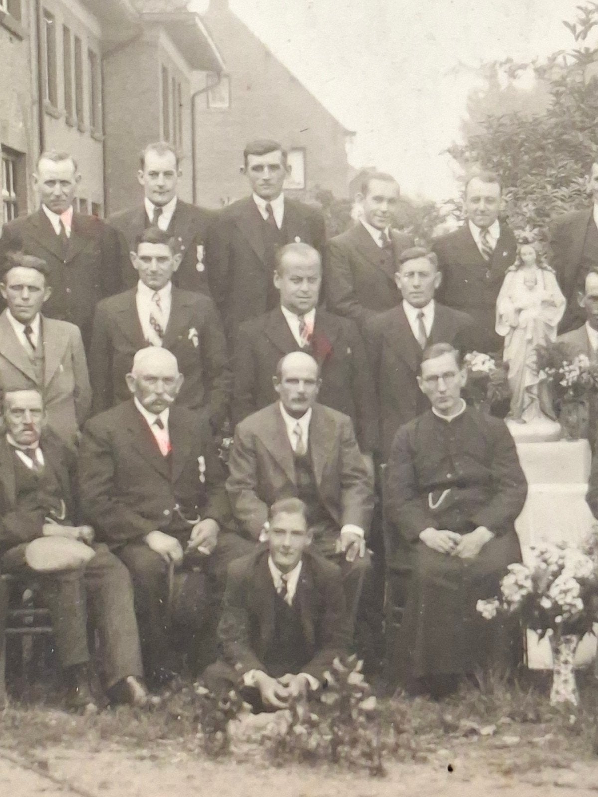 Fotokaart-groepsportret-man-geestelijke-mariabeeld-insigne, Antiek en Kunst, Ophalen of Verzenden