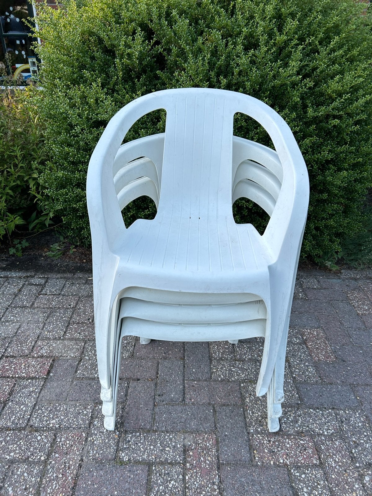 4x Witte kunststof tuinstoelen - Stapelbaar, Ophalen, Gebruikt, Kunststof, Stapelbaar