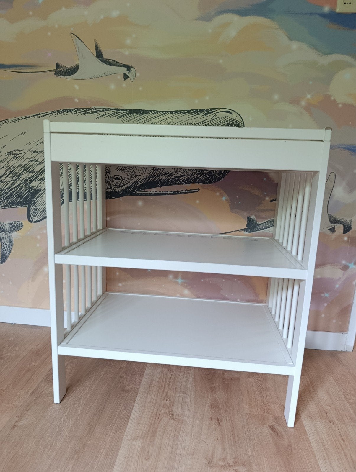 Witte commode met twee planken, Ophalen, Gebruikt, 50 tot 70 cm, 100 cm of meer