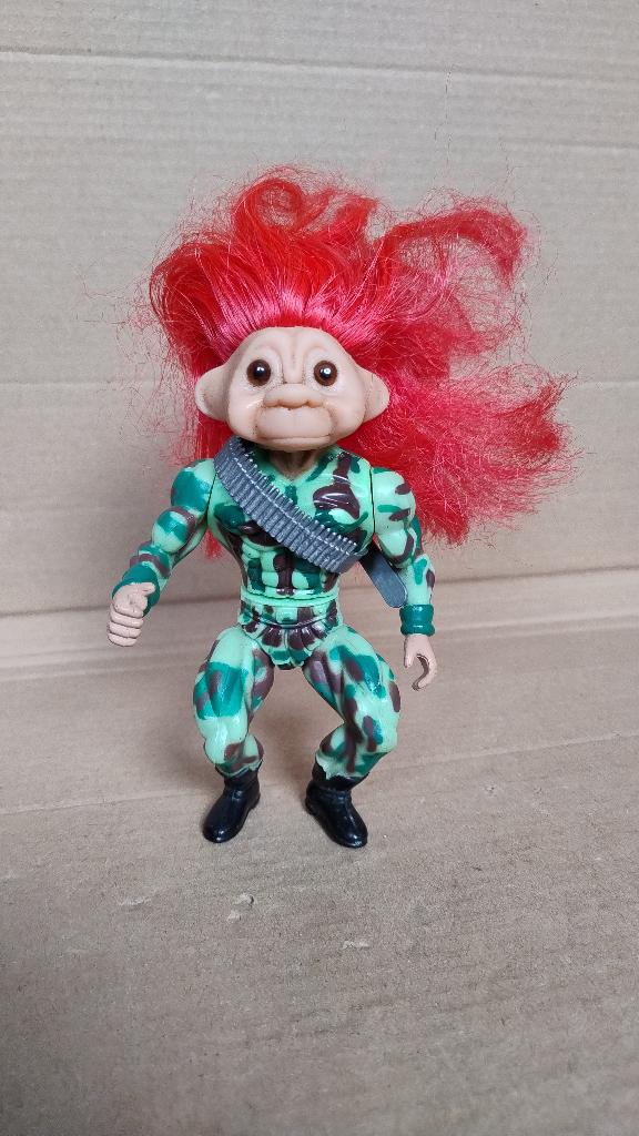Vintage Troll Force Army Troll uit 1992, lengte 13,5cm, Verzamelen, Poppen, Ophalen of Verzenden, Gebruikt, Pop