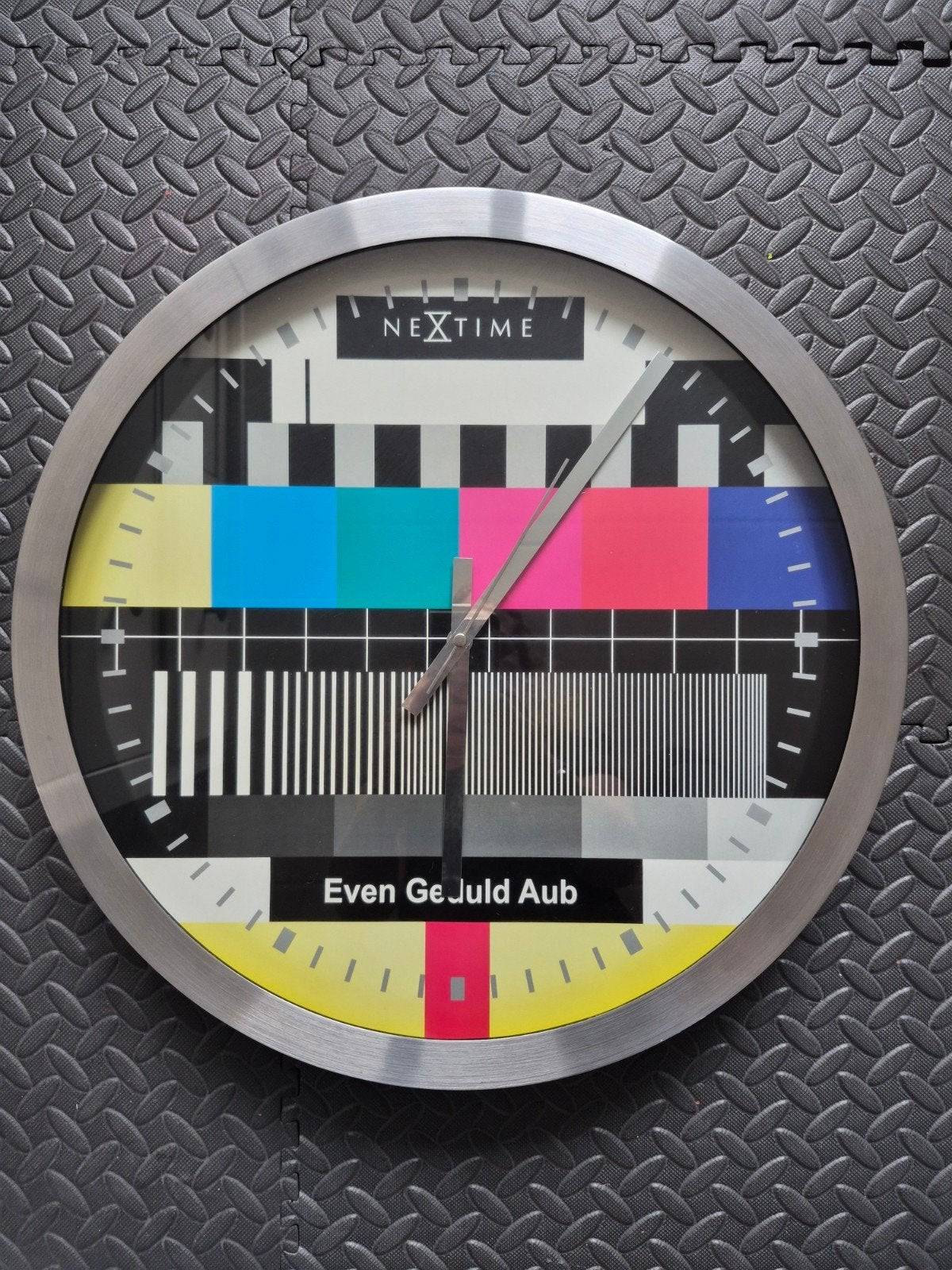 Nextime wandklok 'Even Geduld Aub' - Testbeeld design, Ophalen, Analoog, Werkt op batterijen, Retro