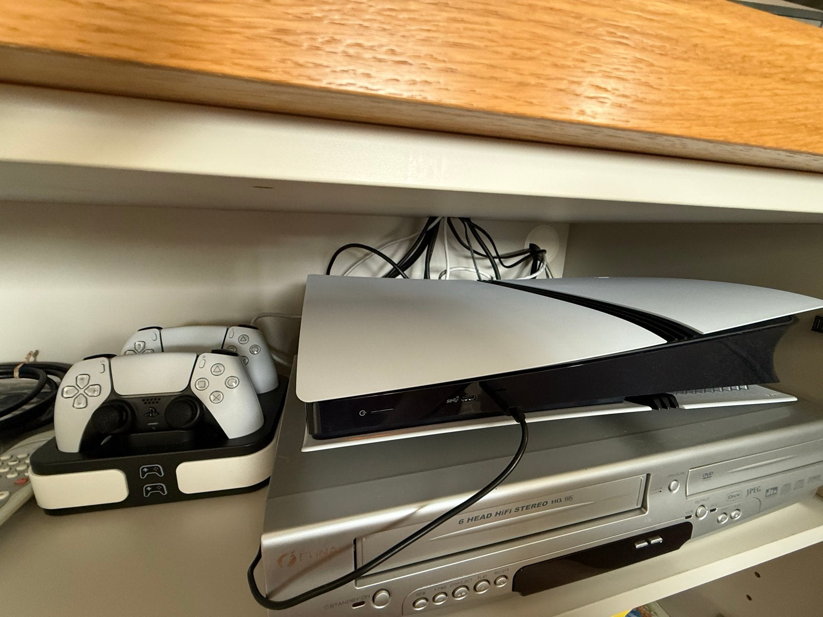 Sony PlayStation 5 Pro met 2 controlers en laaddock, Ophalen, 2 spelers, Eén computer, Zo goed als nieuw