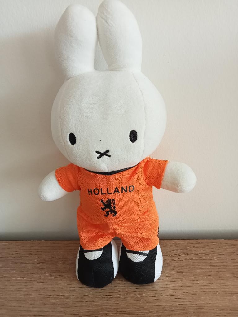 Nijntje knuffel in oranje voetbaltenue, Ophalen of Verzenden, Zo goed als nieuw, Konijn
