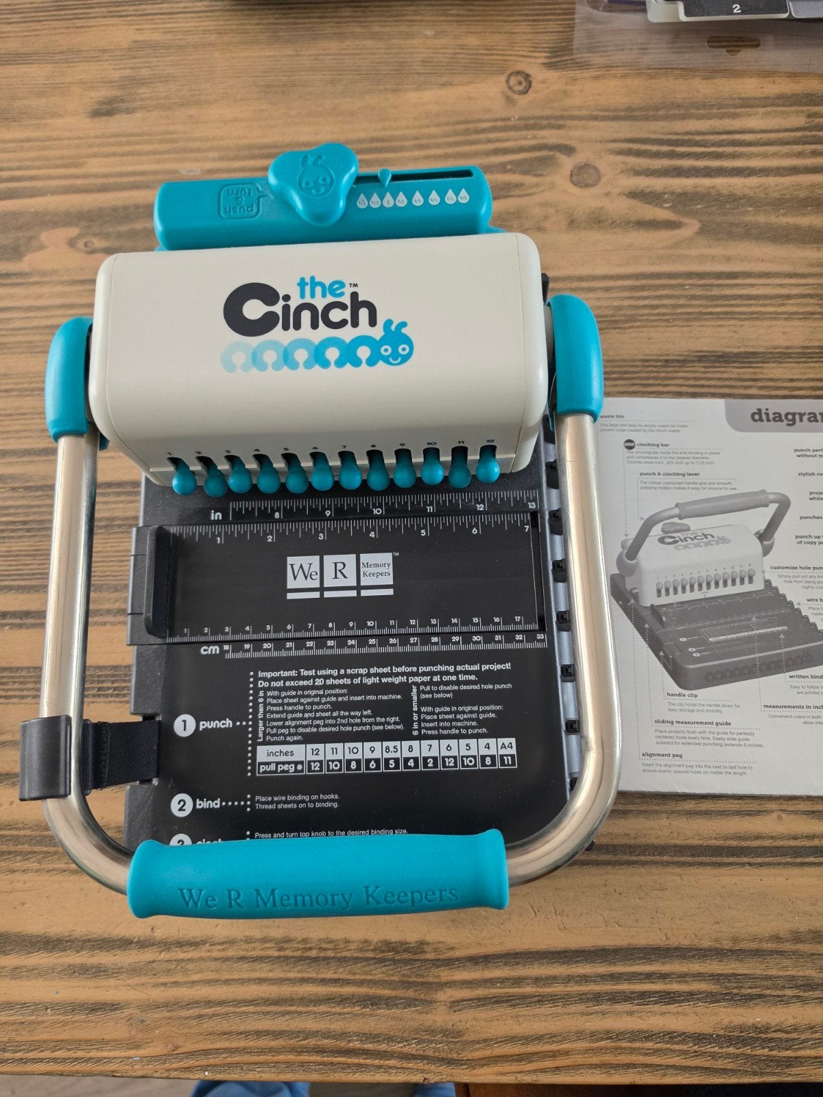 The Cinch Bindmachine van We R Memory Keepers, Geschikt voor snijden, Gereedschap of Toebehoren, Meerkleurig, Zo goed als nieuw