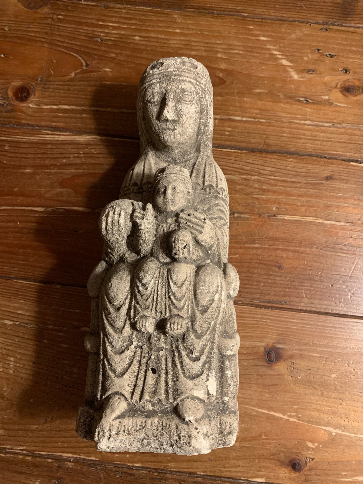 Wit stenen beeld Madonna van Montserrat, Ophalen of Verzenden, 20 - 50 cm, Steen of Keramiek, Beeld
