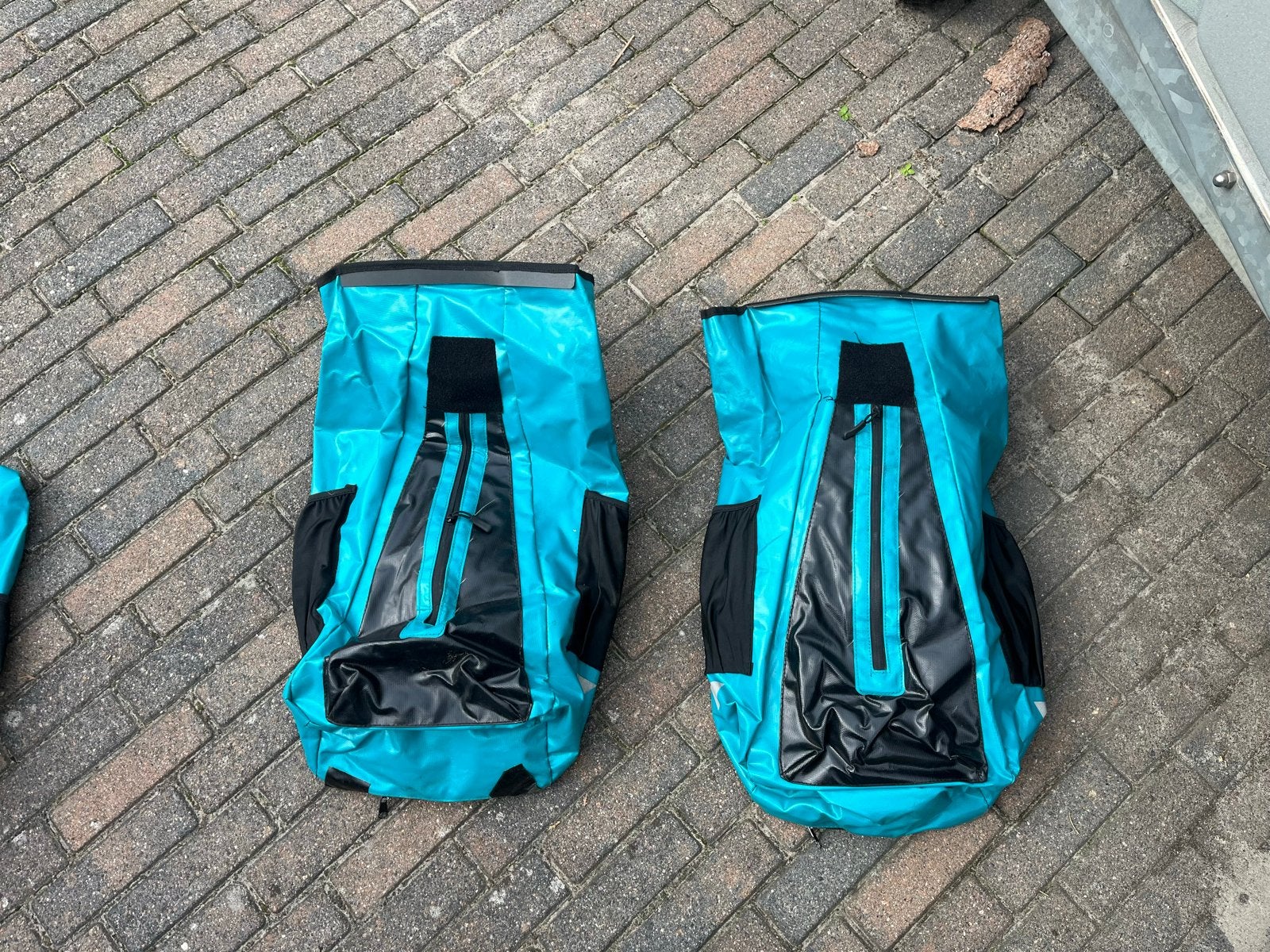 Twee waterdichte fietstassen - turquoise, Sieraden, Tassen en Uiterlijk, Gebruikt, 25 tot 40 cm, Ophalen of Verzenden, Waterdicht