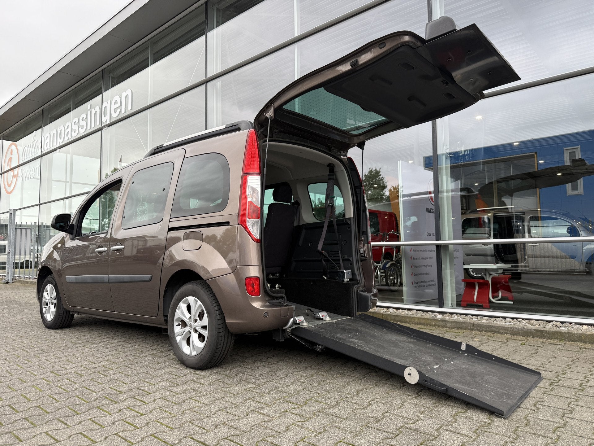 Renault Kangoo Family 3+1 Rolstoelauto 1.2 TCe Limited Start, Auto's, Voorwielaandrijving, Euro 5, Stof, Gebruikt