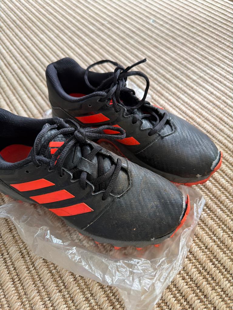 Gratis Adidas hockeyschoenen maat 36, zwart/oranje, Sport en Fitness, Hockey, Ophalen, Gebruikt, Schoenen