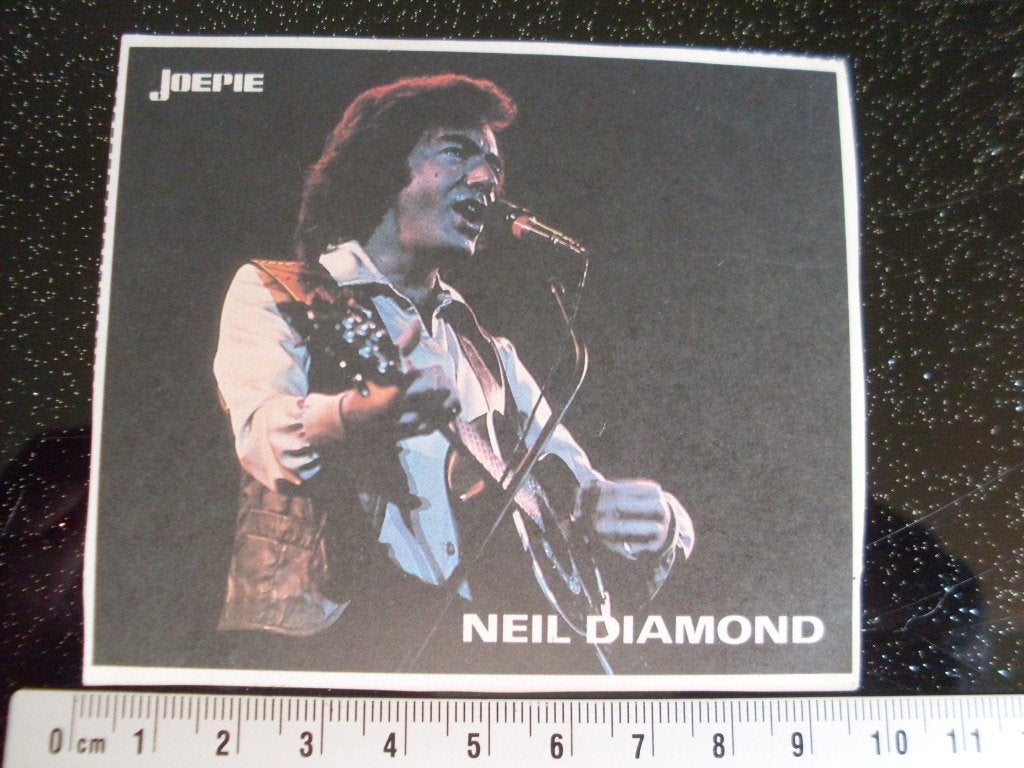 sticker Neil Diamond Joepie, Verzamelen, Verzenden, Zo goed als nieuw, Film, Tv of Omroep