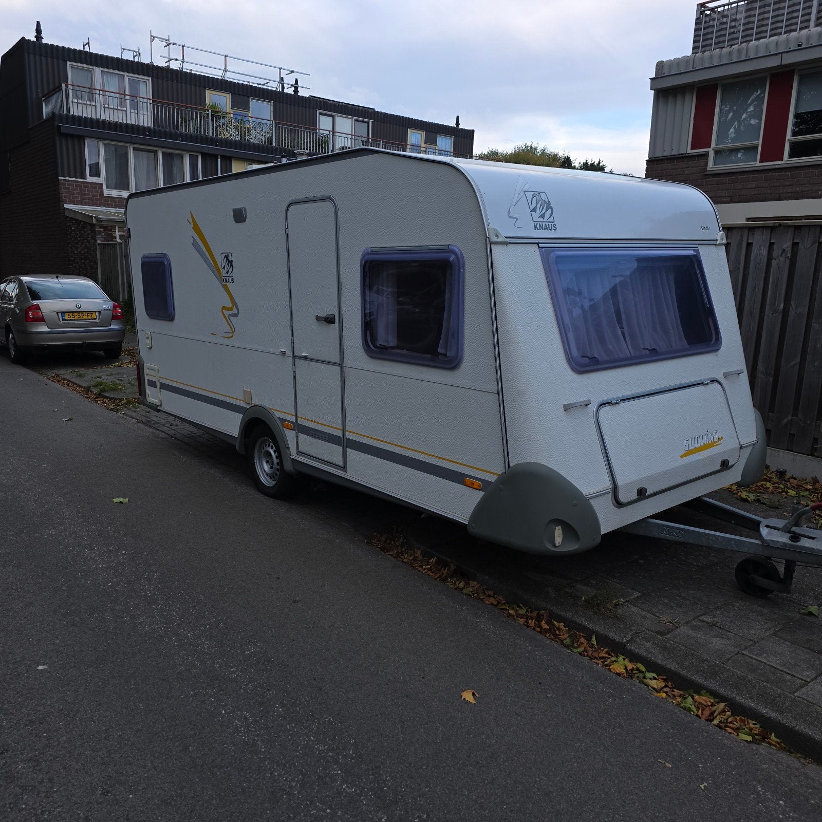 Knaus Sudwind 500 FU uit 2001 met voortent en mover, Vast bed, Rondzit, Particulier, Luifel