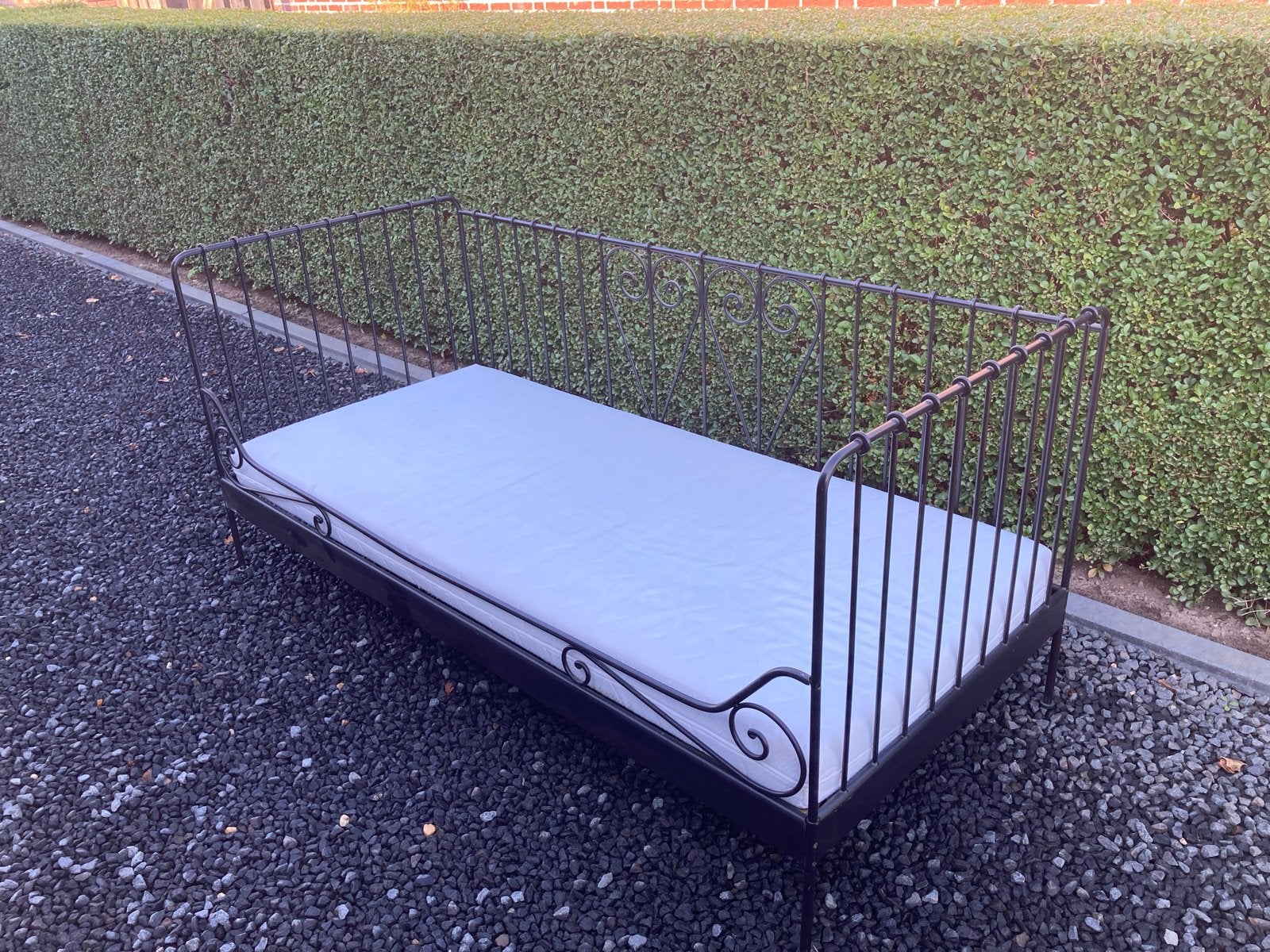 Vintage smeedijzeren bedbank met matras, Antiek en Kunst, Ophalen of Verzenden