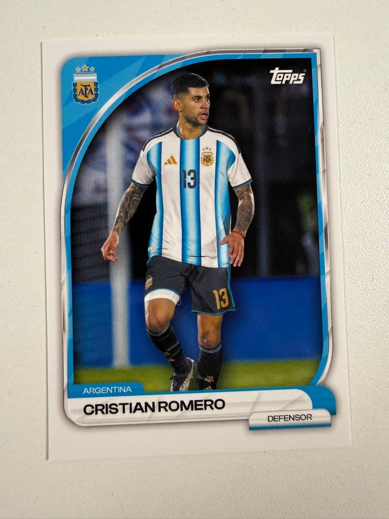 2 Cristian Romero Collector Tin Argentina 2025-26, Ophalen of Verzenden, Nieuw, Buitenlandse clubs, Poster, Plaatje of Sticker