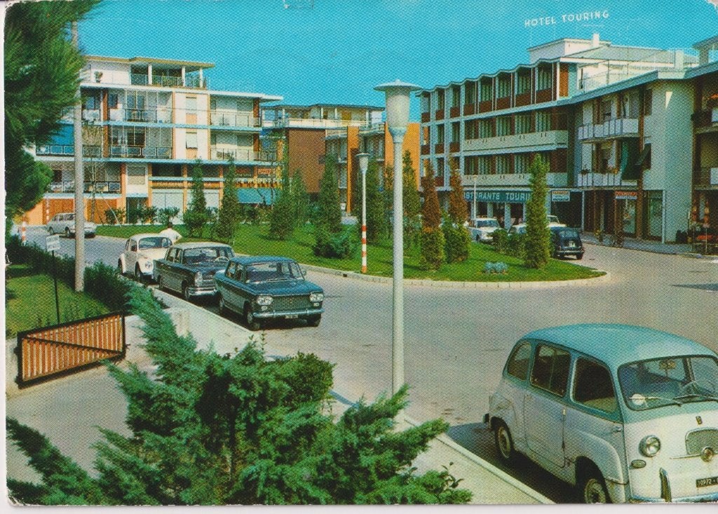 Italie, Grado met auto's Fiat 600 Multipla, Ophalen of Verzenden, 1960 tot 1980, Gelopen, Italië