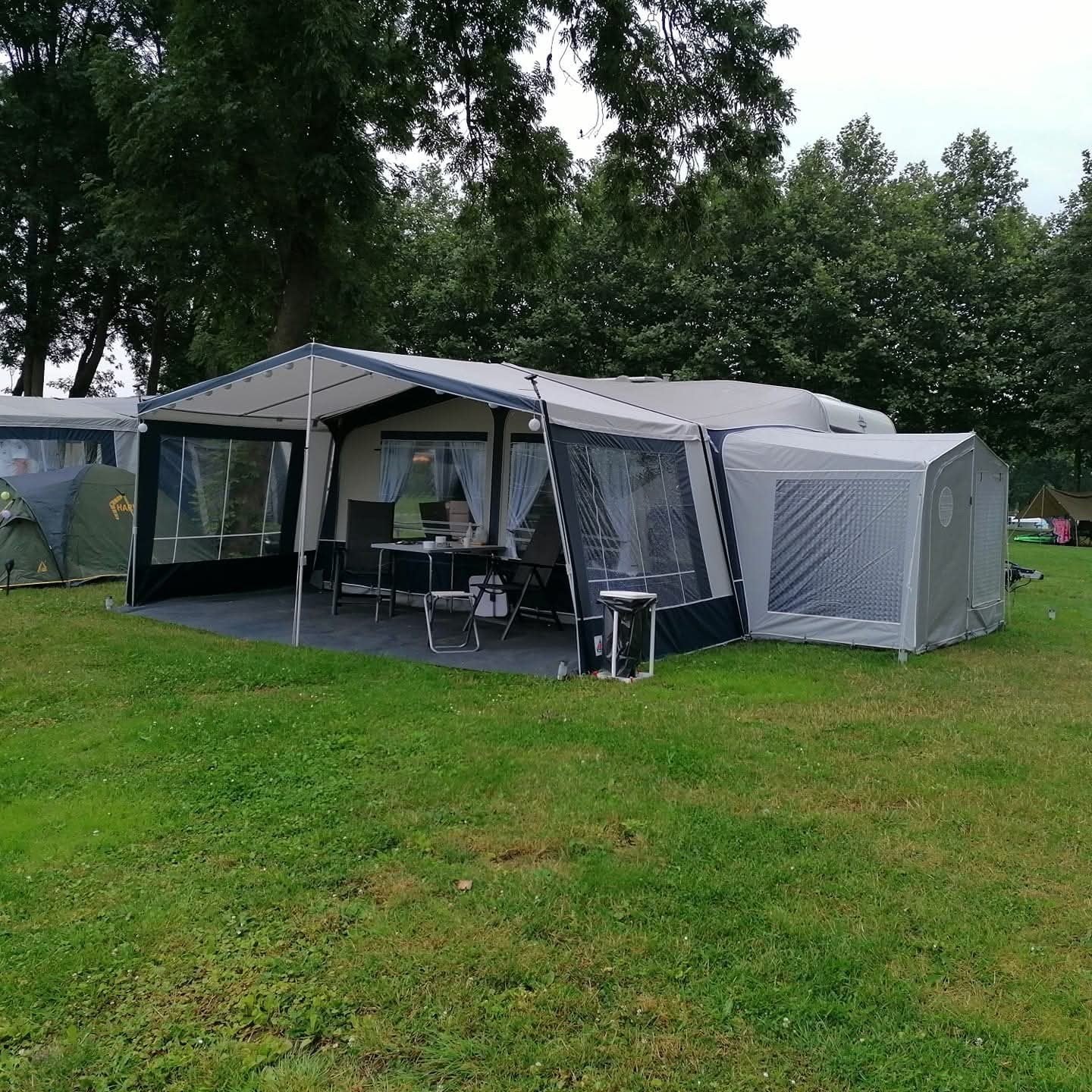 Zeer goed onderhouden Hobby 460 ufe met vele extra's, Omvormbare zithoek, Rondzit, Hobby, 750 - 1000 kg