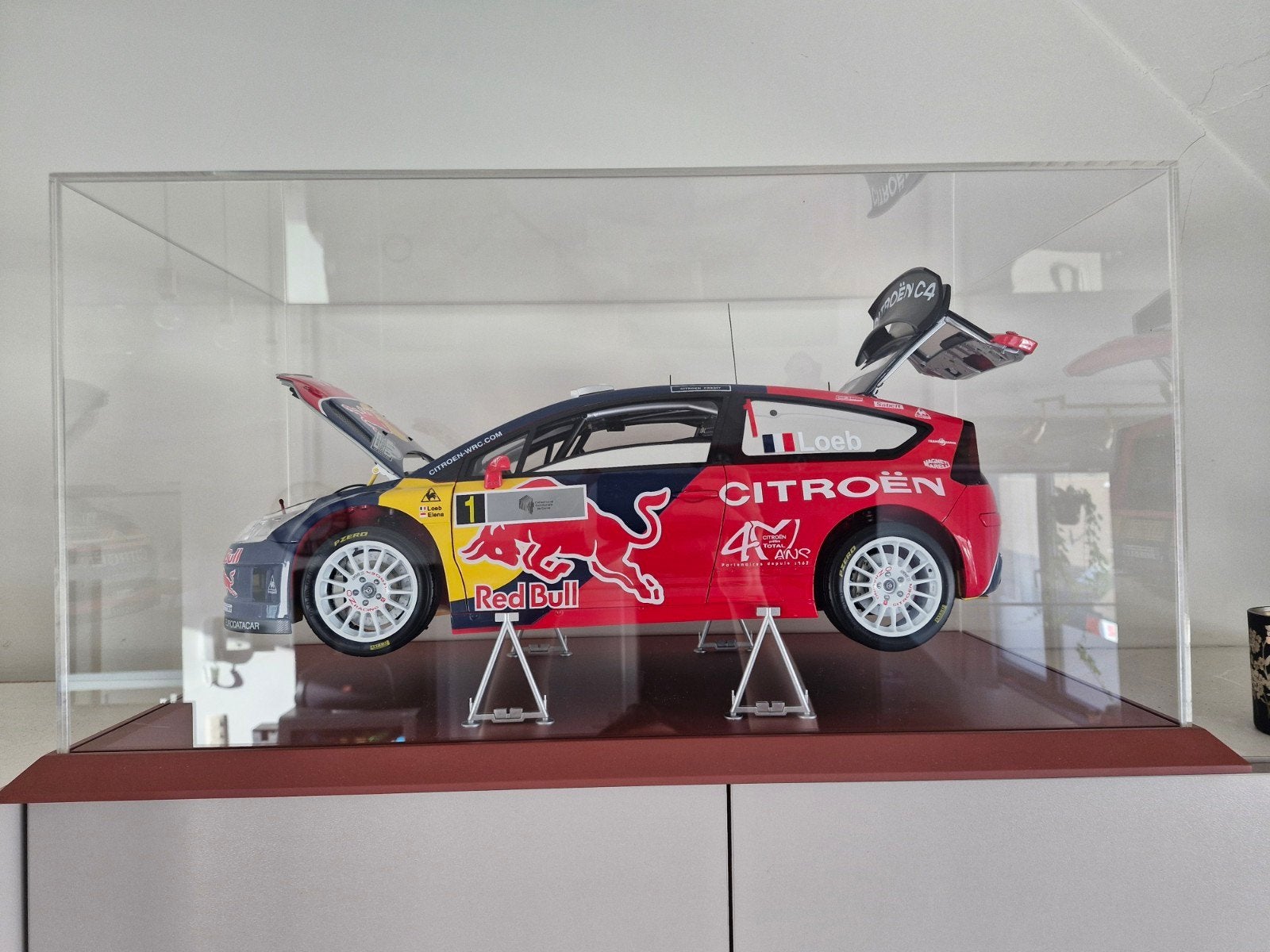 Altaya 1:8 Citroën c4 Wrc Sebastian Loeb met case en extra's, Ophalen, Zo goed als nieuw, 1:5 t/m 1:8, Auto