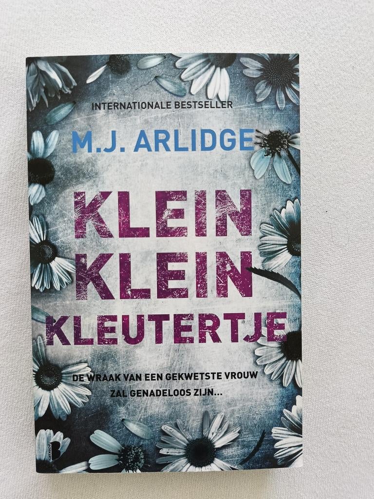 M.J. Arlidge - Klein klein kleutertje, Ophalen of Verzenden, Gelezen, M.J. Arlidge