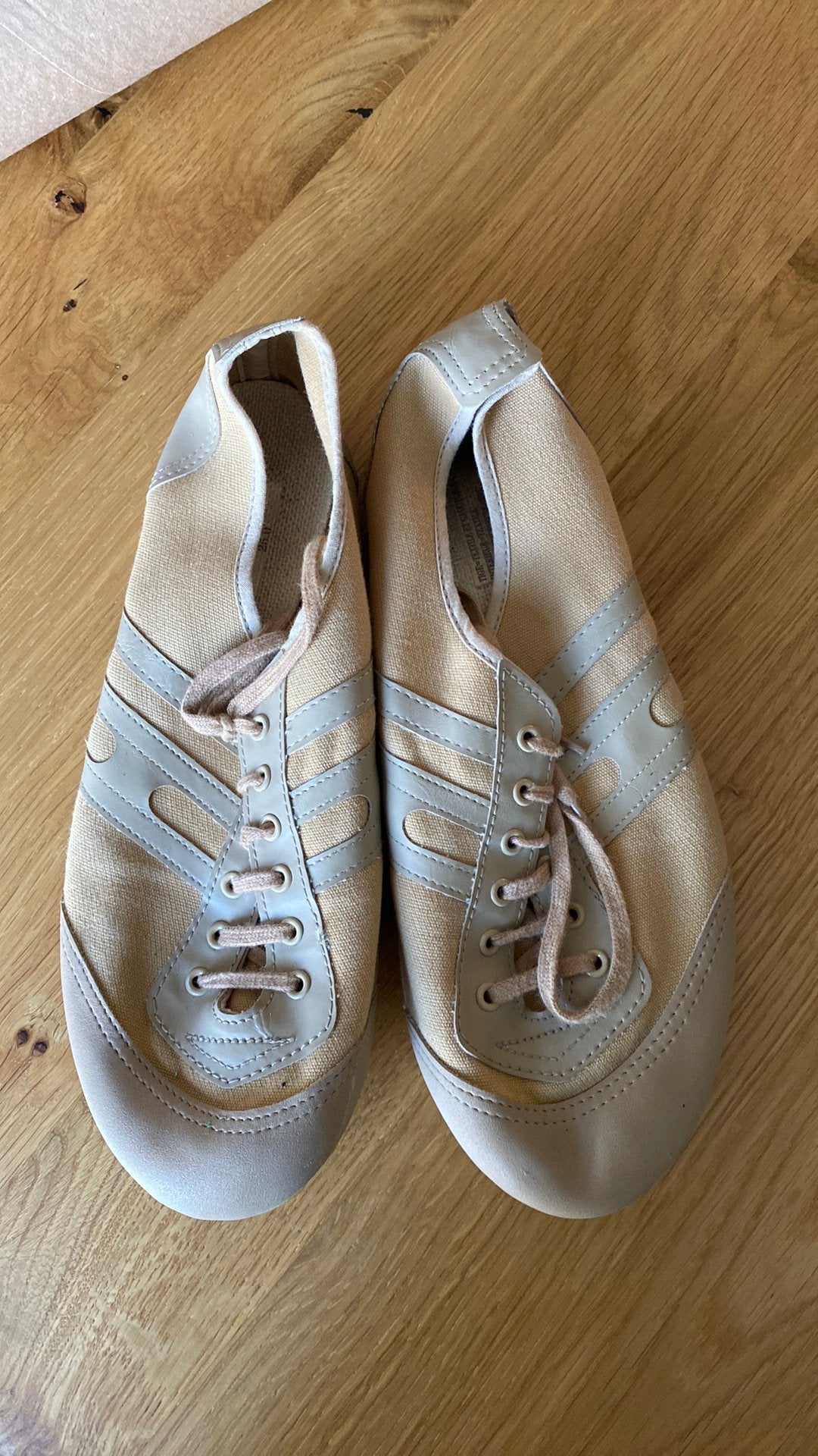 Mooie beige twirlschoentjes maat 25.0, Sport en Fitness, Turnen, Ophalen of Verzenden, Zo goed als nieuw, Turnschoenen