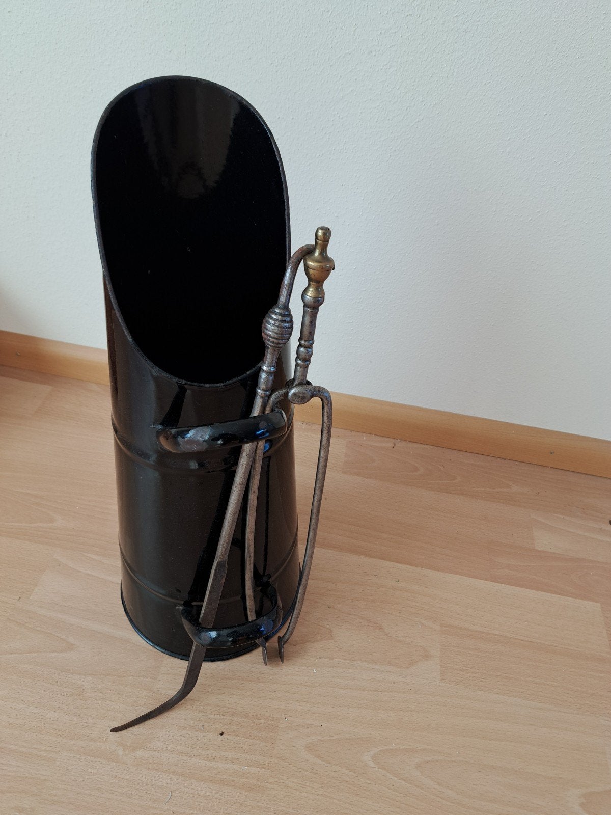 Antieke kolenkit met haardstel - Zwart geëmailleerd, Antiek en Kunst, Ophalen