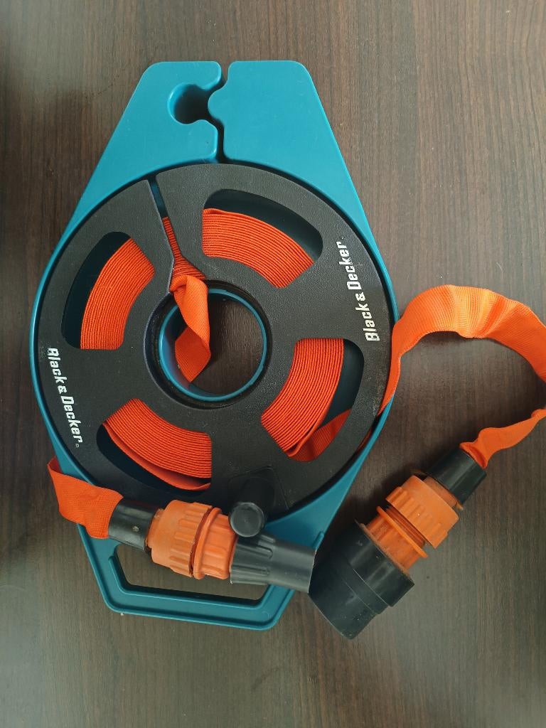 Tuinslang Black & Decker oprolbaar in casette, Tuin en Terras, Tuinslangen, Ophalen of Verzenden, Zo goed als nieuw, Tuinslang