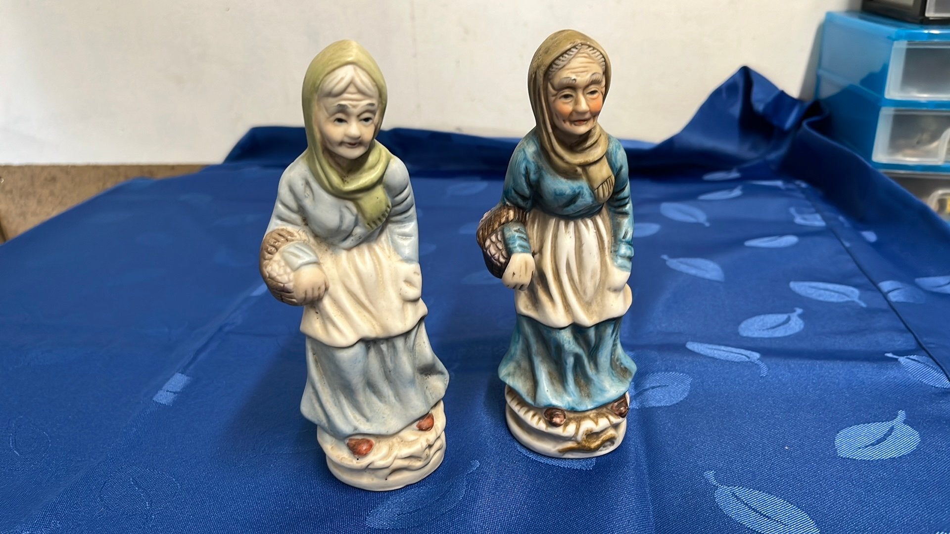 2 stuks porseleinen beeldjes van een oudere vrouw met een, Verzamelen, Ophalen of Verzenden, Zo goed als nieuw, Mens