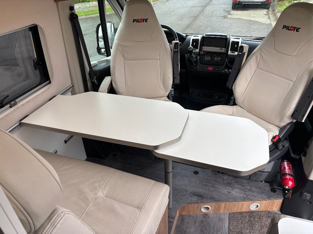 Foto 20 van Zeer nette Pilote V600G buscamper met 3 slaapplaatsen
