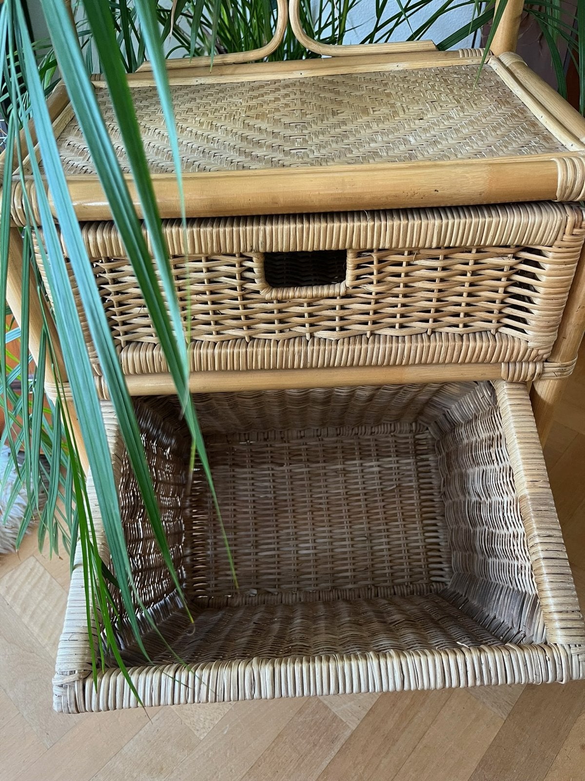 Foto 10 van Vintage rotan ladekastje met 2 laden