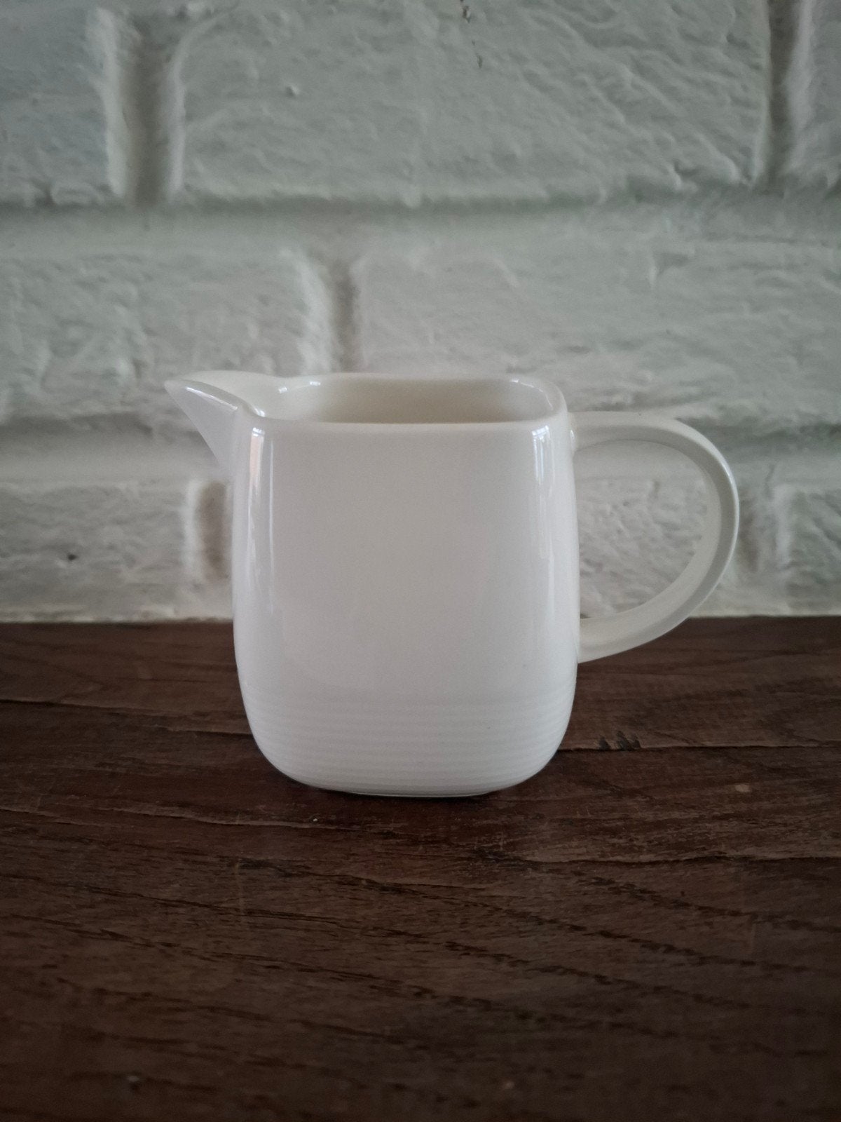 Vintage wit melkkannetje. New Linnen (V&D). H 8 cm., Kan, Klassiek, Ophalen of Verzenden, Zo goed als nieuw