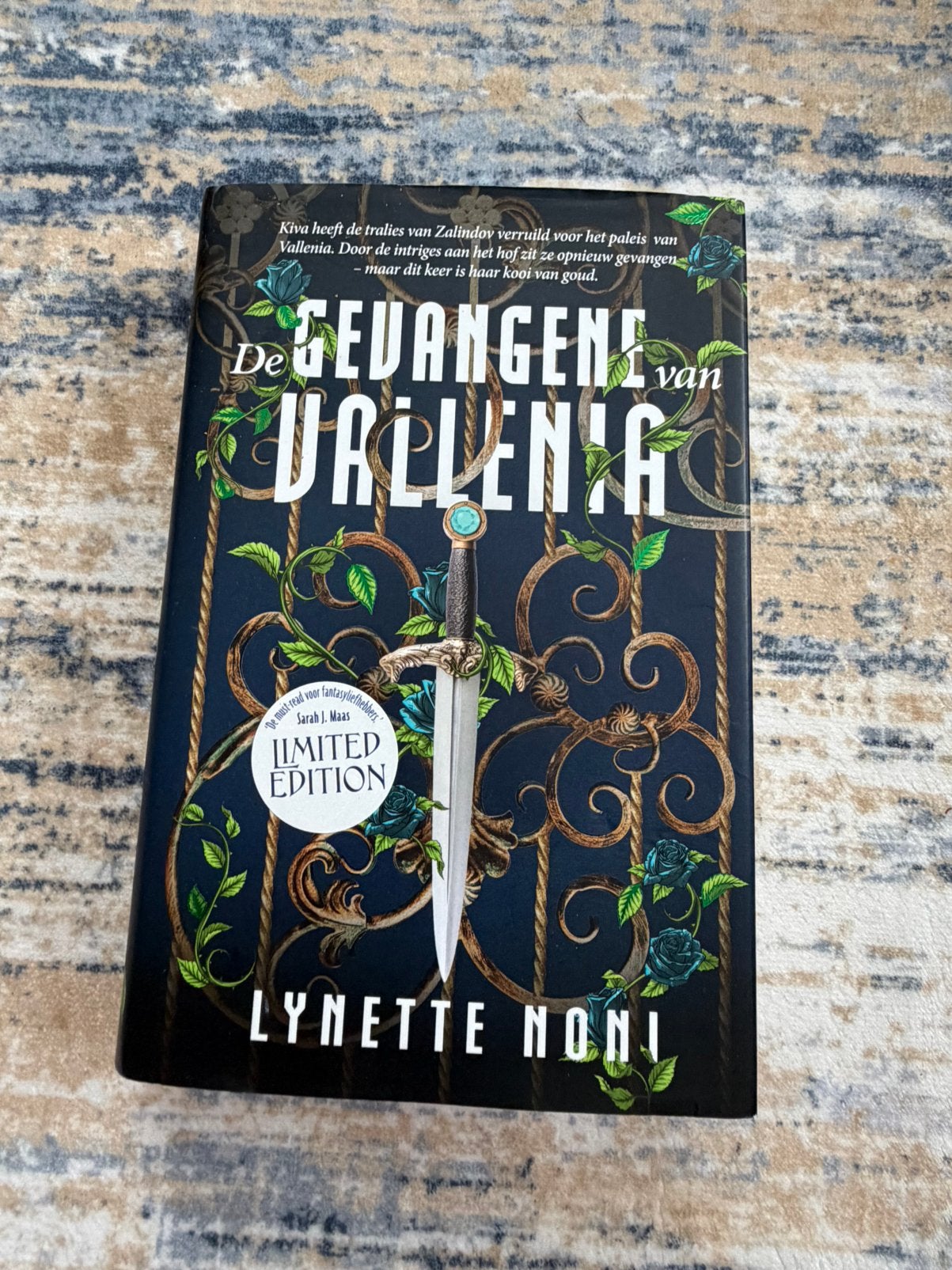 Lynette Noni - De gevangene van Vallenia (Genezer #2), Ophalen of Verzenden, Zo goed als nieuw, Nederland