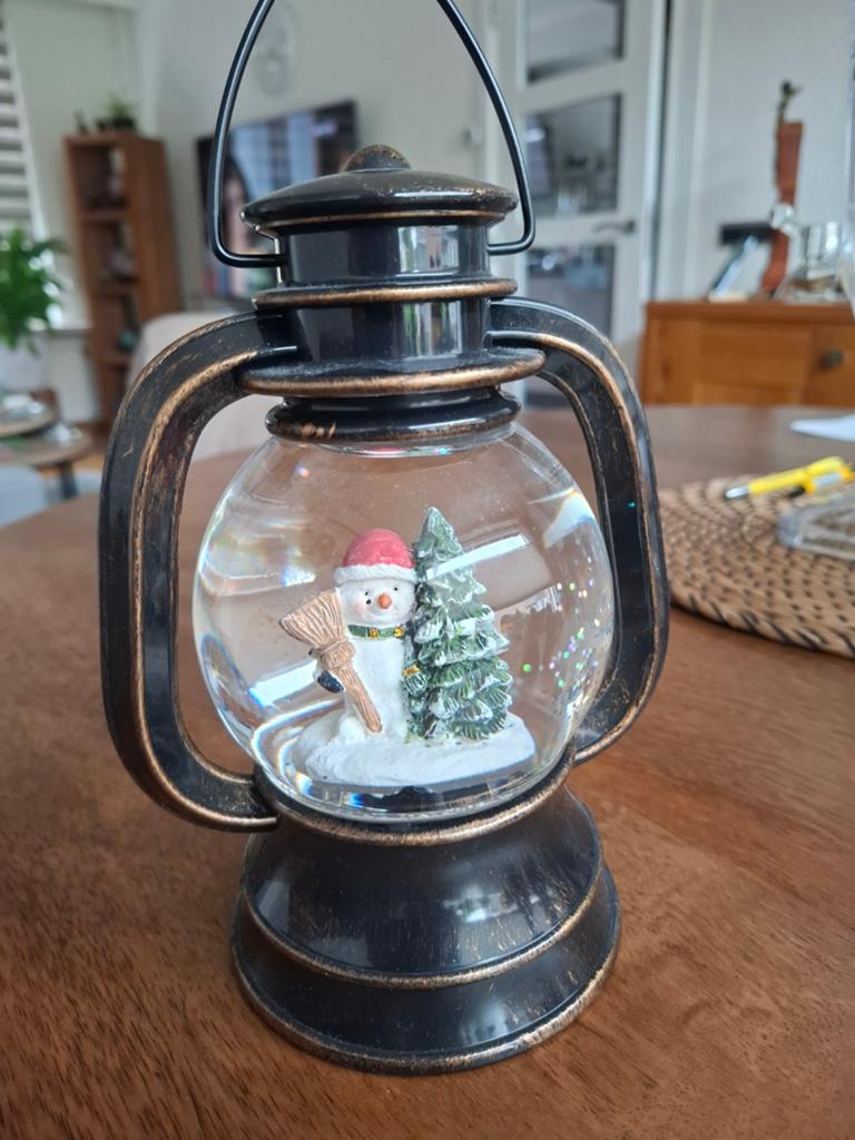 Mooie kerststallamp met "sneeuw" voor €20., Diversen, Kerst, Ophalen