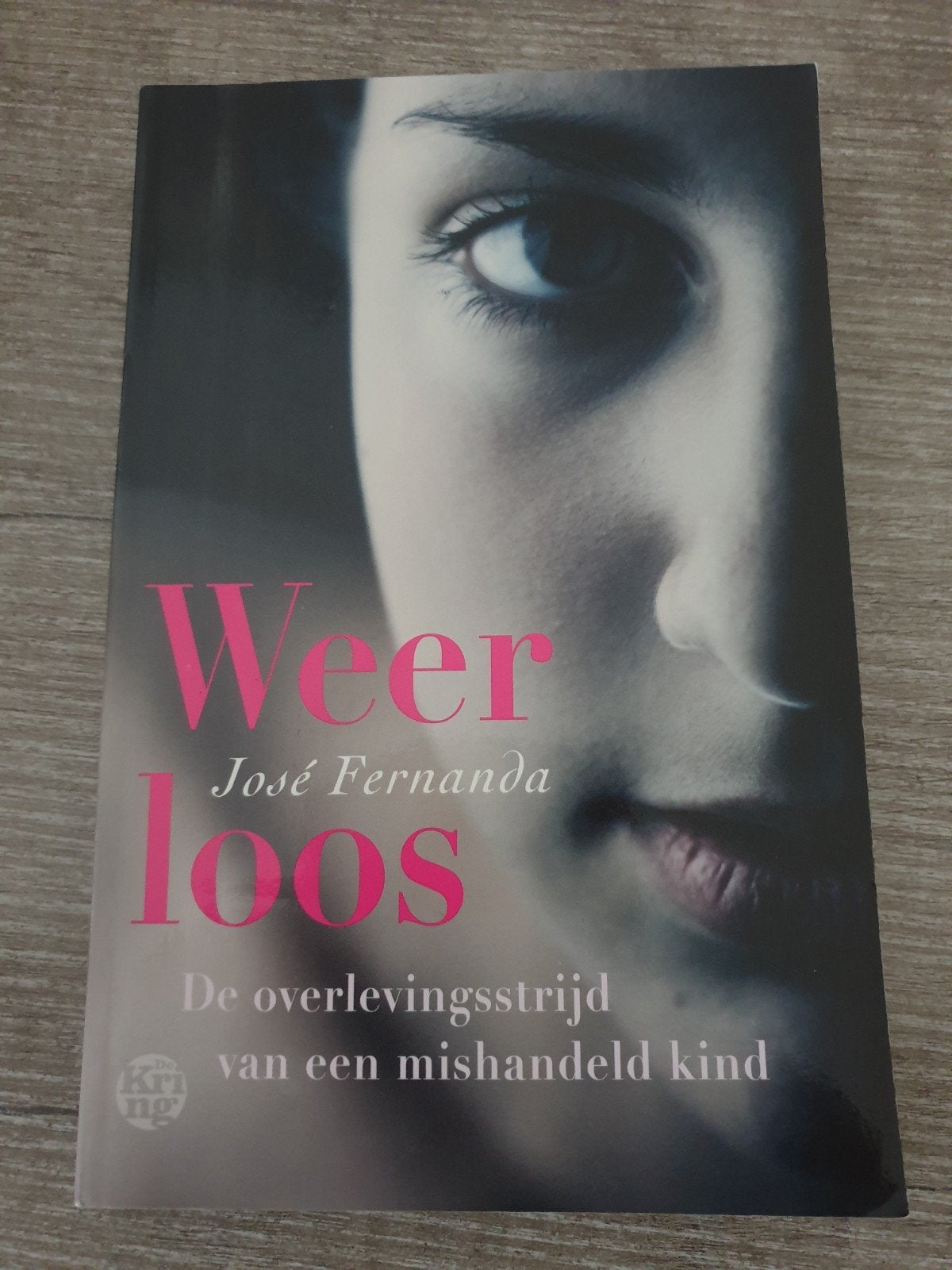 Weerloos - José Fernanda - De overlevingsstrijd, Ophalen of Verzenden, Gelezen, José Fernanda