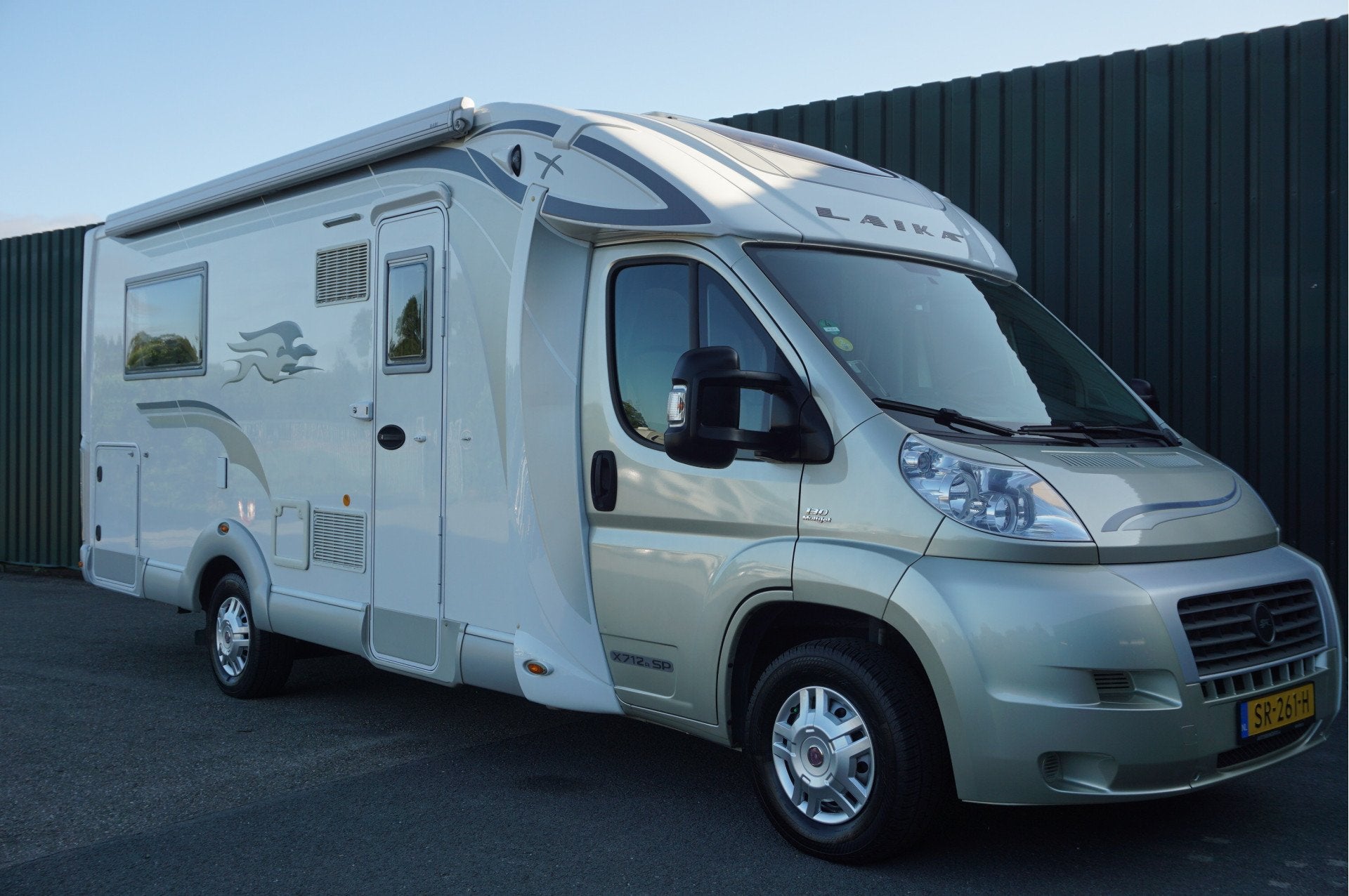 Foto 4 van Laika X712R + Queensbed/ Hefbed/ 2x Airco/ Trekhaak/ LPG/ Be